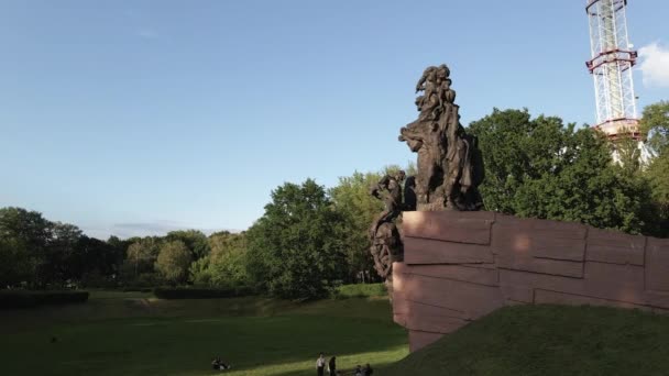 El símbolo del Holocausto - Babi Yar. El lugar del asesinato de judíos durante la Segunda Guerra Mundial. Aérea, cámara lenta. Kiev, Ucrania . — Vídeos de Stock