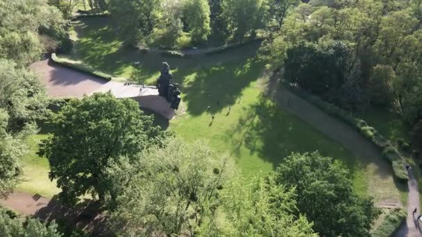 Het symbool van de Holocaust - Babi Yar. De plaats van de moord op Joden tijdens de Tweede Wereldoorlog. Luchtfoto, slow motion. Kiev, Oekraïne. — Stockvideo