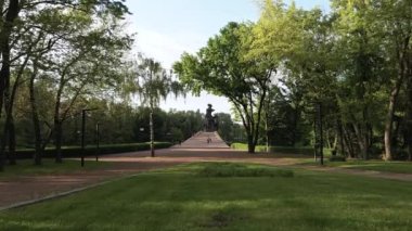 Soykırımın sembolü, Babi Yar. İkinci Dünya Savaşı sırasında Yahudilerin öldürüldüğü yer. Havadan, ağır çekim. Kyiv, Ukrayna.