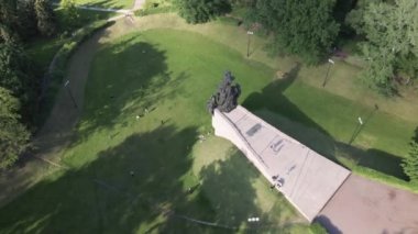 Soykırımın sembolü, Babi Yar. İkinci Dünya Savaşı sırasında Yahudilerin öldürüldüğü yer. Havadan, ağır çekim. Kyiv, Ukrayna.