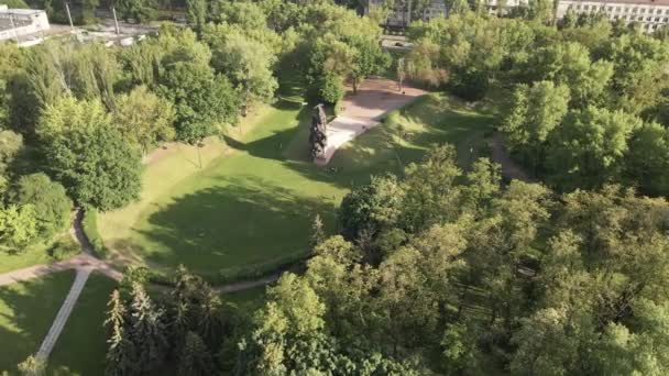 Il simbolo dell'Olocausto Babi Yar. Il luogo dell'assassinio degli ebrei durante la seconda guerra mondiale. Aereo, rallentatore. Kiev, Ucraina . — Video Stock