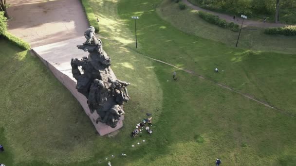 Het symbool van de Holocaust - Babi Yar. De plaats van de moord op Joden tijdens de Tweede Wereldoorlog. Luchtfoto, slow motion. Kiev, Oekraïne. — Stockvideo