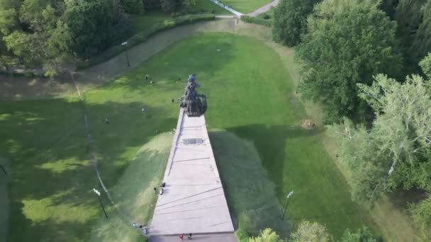 Il simbolo dell'Olocausto Babi Yar. Il luogo dell'assassinio degli ebrei durante la seconda guerra mondiale. Aereo, rallentatore. Kiev, Ucraina . — Video Stock