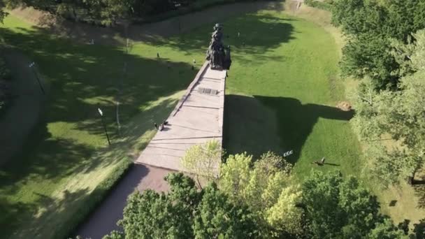 Symbolet på Holocaust Babi Yar. Stedet for mordet på jøder under Anden Verdenskrig. Luftfart, langsom bevægelse. Kiev, Ukraine. – Stock-video