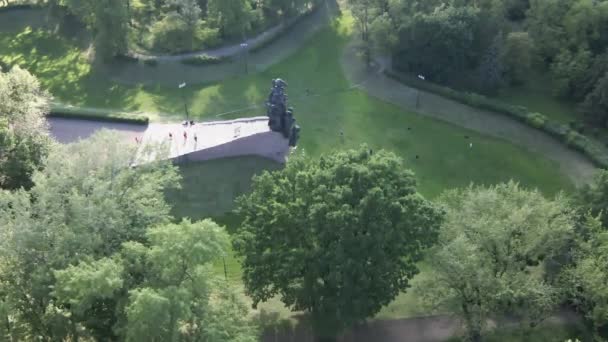 Het symbool van de Holocaust - Babi Yar. De plaats van de moord op Joden tijdens de Tweede Wereldoorlog. Luchtfoto, slow motion. Kiev, Oekraïne. — Stockvideo