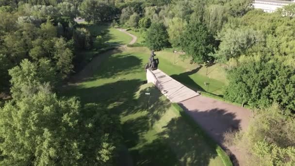 Förintelsens symbol - Babi Yar. Platsen för mordet på judar under andra världskriget. Flyg, slow motion. Kiev, Ukraina. — Stockvideo