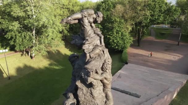 Soykırımın sembolü, Babi Yar. İkinci Dünya Savaşı sırasında Yahudilerin öldürüldüğü yer. Havadan, ağır çekim. Kyiv, Ukrayna. — Stok video