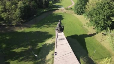 Soykırımın sembolü, Babi Yar. İkinci Dünya Savaşı sırasında Yahudilerin öldürüldüğü yer. Havadan, ağır çekim. Kyiv, Ukrayna.