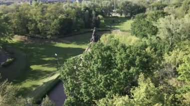 Soykırımın sembolü, Babi Yar. İkinci Dünya Savaşı sırasında Yahudilerin öldürüldüğü yer. Havadan, ağır çekim. Kyiv, Ukrayna.