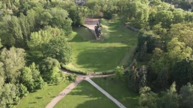 Soykırımın sembolü, Babi Yar. İkinci Dünya Savaşı sırasında Yahudilerin öldürüldüğü yer. Havadan, ağır çekim. Kyiv, Ukrayna.