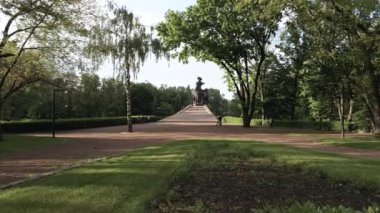 Soykırımın sembolü, Babi Yar. İkinci Dünya Savaşı sırasında Yahudilerin öldürüldüğü yer. Havadan, ağır çekim. Kyiv, Ukrayna.