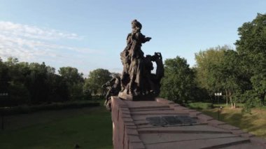 Soykırımın sembolü, Babi Yar. İkinci Dünya Savaşı sırasında Yahudilerin öldürüldüğü yer. Havadan, ağır çekim. Kyiv, Ukrayna.