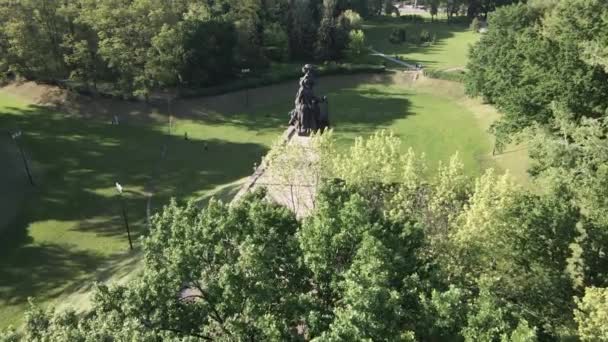 Das Symbol des Holocaust - Babi Jar. Der Ort der Ermordung der Juden während des Zweiten Weltkriegs. Luftaufnahme, Zeitlupe. Kiew, Ukraine. — Stockvideo