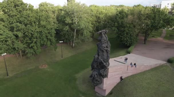 Το σύμβολο του Ολοκαυτώματος - Babi Yar. Ο τόπος της δολοφονίας των Εβραίων κατά τη διάρκεια του Δευτέρου Παγκοσμίου Πολέμου. Εναέρια, αργή κίνηση. Κίεβο, Ουκρανία. — Αρχείο Βίντεο