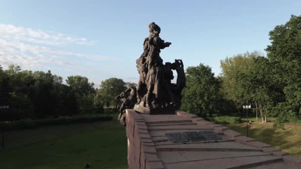 Soykırımın sembolü, Babi Yar. İkinci Dünya Savaşı sırasında Yahudilerin öldürüldüğü yer. Havadan, ağır çekim. Kyiv, Ukrayna. — Stok video