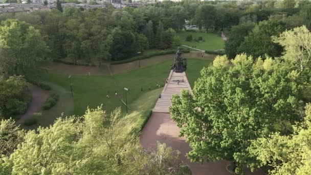 Le symbole de l'Holocauste - Babi Yar. Le lieu du meurtre des Juifs pendant la Seconde Guerre mondiale. Aérienne, au ralenti. Kiev, Ukraine . — Video