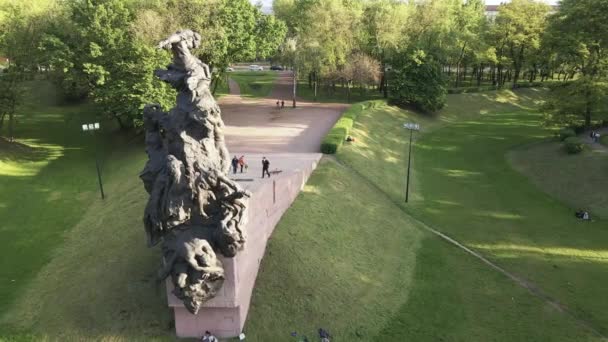 Soykırımın sembolü, Babi Yar. İkinci Dünya Savaşı sırasında Yahudilerin öldürüldüğü yer. Havadan, ağır çekim. Kyiv, Ukrayna. — Stok video