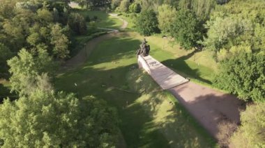Soykırımın sembolü, Babi Yar. İkinci Dünya Savaşı sırasında Yahudilerin öldürüldüğü yer. Havadan, ağır çekim. Kyiv, Ukrayna.