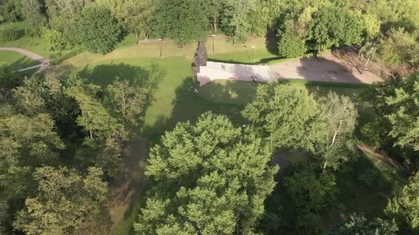 Förintelsens symbol - Babi Yar. Platsen för mordet på judar under andra världskriget. Flyg, slow motion. Kiev, Ukraina. — Stockvideo