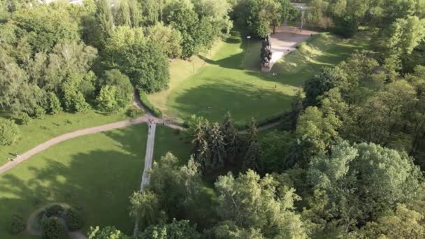 Het symbool van de Holocaust - Babi Yar. De plaats van de moord op Joden tijdens de Tweede Wereldoorlog. Luchtfoto, slow motion. Kiev, Oekraïne. — Stockvideo