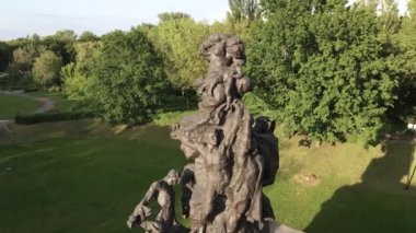 Soykırımın sembolü, Babi Yar. İkinci Dünya Savaşı sırasında Yahudilerin öldürüldüğü yer. Havadan, ağır çekim. Kyiv, Ukrayna.