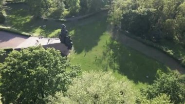 Soykırımın sembolü, Babi Yar. İkinci Dünya Savaşı sırasında Yahudilerin öldürüldüğü yer. Havadan, ağır çekim. Kyiv, Ukrayna.