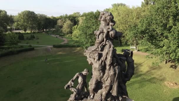 Soykırımın sembolü, Babi Yar. İkinci Dünya Savaşı sırasında Yahudilerin öldürüldüğü yer. Havadan, ağır çekim. Kyiv, Ukrayna. — Stok video