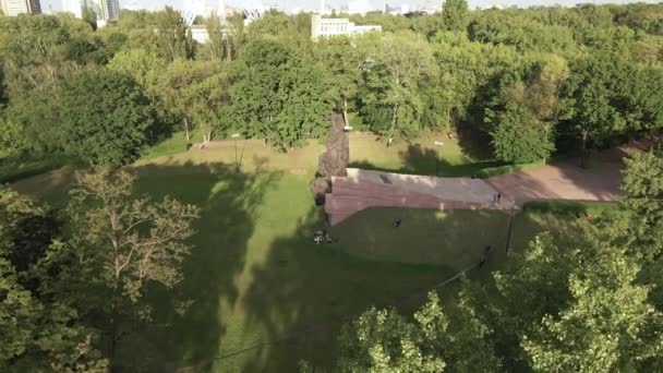 Förintelsens symbol - Babi Yar. Platsen för mordet på judar under andra världskriget. Flyg, slow motion. Kiev, Ukraina. — Stockvideo