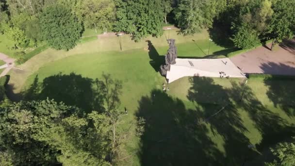 Förintelsens symbol - Babi Yar. Platsen för mordet på judar under andra världskriget. Flyg, slow motion. Kiev, Ukraina. — Stockvideo