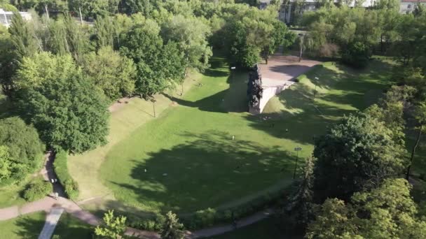 Das Symbol des Holocaust - Babi Jar. Der Ort der Ermordung der Juden während des Zweiten Weltkriegs. Luftaufnahme, Zeitlupe. Kiew, Ukraine. — Stockvideo