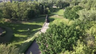 Soykırımın sembolü, Babi Yar. İkinci Dünya Savaşı sırasında Yahudilerin öldürüldüğü yer. Havadan, ağır çekim. Kyiv, Ukrayna.