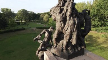 Soykırımın sembolü, Babi Yar. İkinci Dünya Savaşı sırasında Yahudilerin öldürüldüğü yer. Havadan, ağır çekim. Kyiv, Ukrayna.