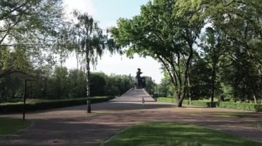 Soykırımın sembolü, Babi Yar. İkinci Dünya Savaşı sırasında Yahudilerin öldürüldüğü yer. Havadan, ağır çekim. Kyiv, Ukrayna.