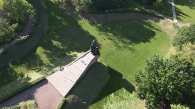 Soykırımın sembolü, Babi Yar. İkinci Dünya Savaşı sırasında Yahudilerin öldürüldüğü yer. Havadan, ağır çekim. Kyiv, Ukrayna.