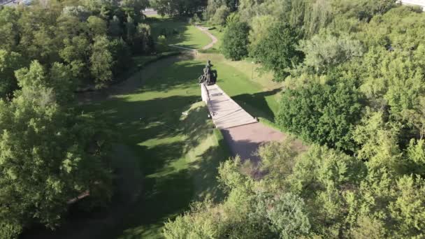 Das Symbol des Holocaust - Babi Jar. Der Ort der Ermordung der Juden während des Zweiten Weltkriegs. Luftaufnahme, Zeitlupe. Kiew, Ukraine. — Stockvideo