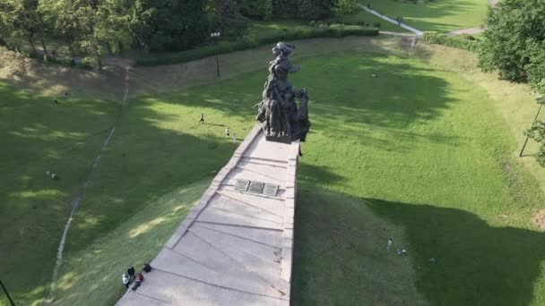 El símbolo del Holocausto - Babi Yar. El lugar del asesinato de judíos durante la Segunda Guerra Mundial. Aérea, cámara lenta. Kiev, Ucrania . — Vídeos de Stock