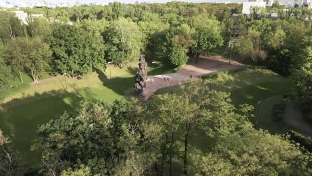 Soykırımın sembolü, Babi Yar. İkinci Dünya Savaşı sırasında Yahudilerin öldürüldüğü yer. Havadan, ağır çekim. Kyiv, Ukrayna. — Stok video