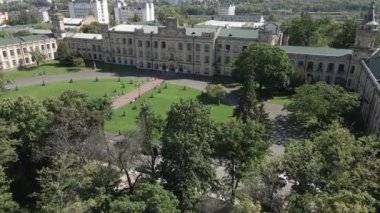 Kyiv 'in mimarisi. Ukrayna. Kyiv Politeknik Enstitüsü. Hava görüntüsü. Yavaş çekim.