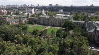 Kyiv 'in mimarisi. Ukrayna. Kyiv Politeknik Enstitüsü. Hava görüntüsü. Yavaş çekim.