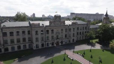 Kyiv 'in mimarisi. Ukrayna. Kyiv Politeknik Enstitüsü. Hava görüntüsü. Yavaş çekim.