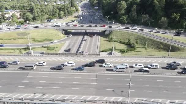 Bilar åker på vägen. Sakta i backarna. Kiev. Ukraina. Flygplan — Stockvideo