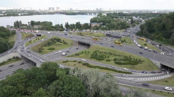 Los coches viajan por la carretera. En cámara lenta. Kiev. Ucrania. Antena — Vídeo de stock