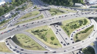 Arabalar yolda gidiyor. Ağır çekim. Kyiv. Ukrayna. Havadan