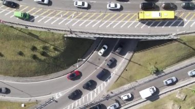 Arabalar yolda gidiyor. Ağır çekim. Kyiv. Ukrayna. Havadan