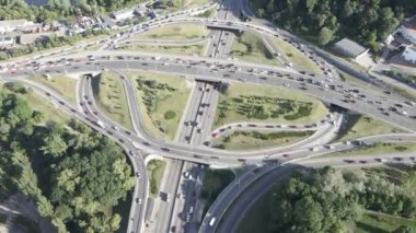 Arabalar yolda gidiyor. Ağır çekim. Kyiv. Ukrayna. Havadan