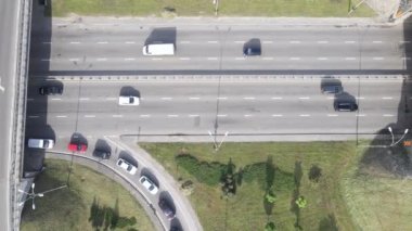 Arabalar yolda gidiyor. Ağır çekim. Kyiv. Ukrayna. Havadan