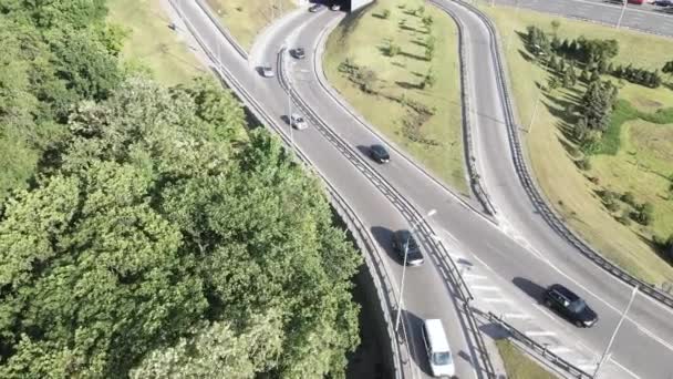 Os carros andam na estrada. Movimento lento. Kiev. Ucrânia. Aviação — Vídeo de Stock