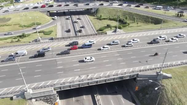 Os carros andam na estrada. Movimento lento. Kiev. Ucrânia. Aviação — Vídeo de Stock