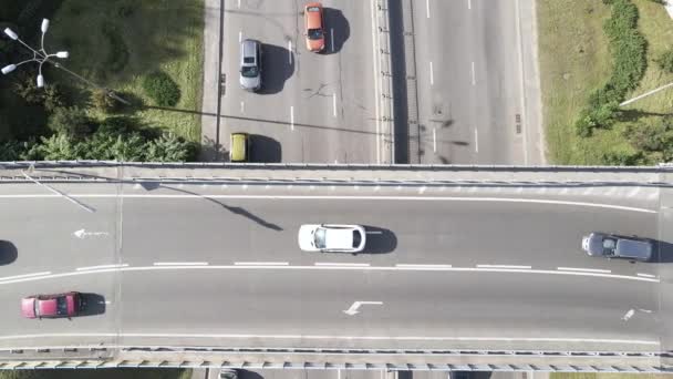 汽车在路上行驶.慢动作Kyiv 。乌克兰。空中业务 — 图库视频影像