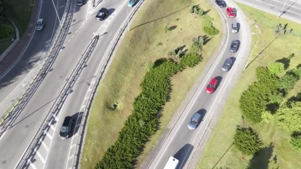 Autos fahren auf der Straße. Zeitlupe. Kiew. Ukraine. Luftfahrt — Stockvideo